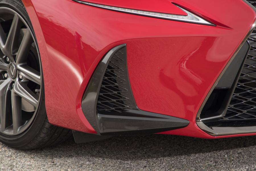 Детали экстерьера Lexus IS200t F-Sport 2016 года  (NA) (фото 23 из 27)